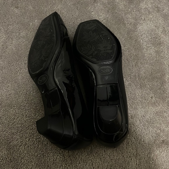 Near Perfect Condition Sofft European Peep Toe Low Slip On Black Leather Heels - Picture 6 of 6
